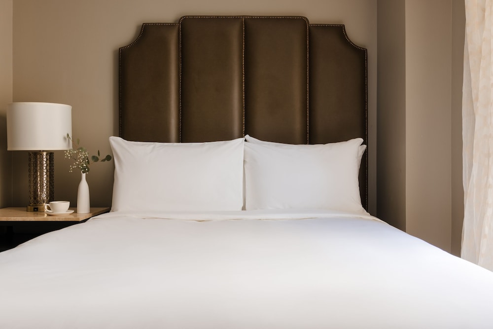 Deluxe Room, 1 Queen Bed - Photo 10