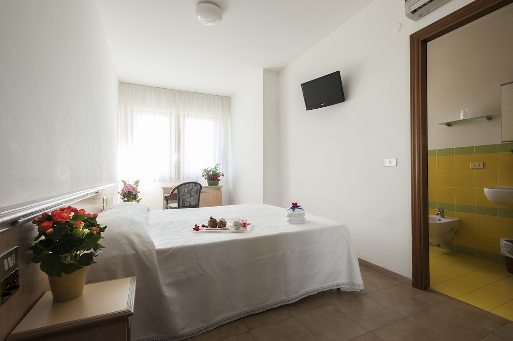 Basic Double Room photo 3