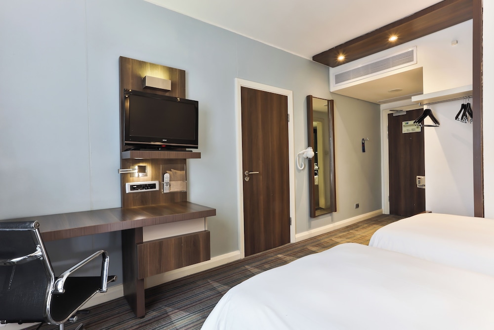 Standard Room, 2 Twin Beds, Smoking - Photo 5