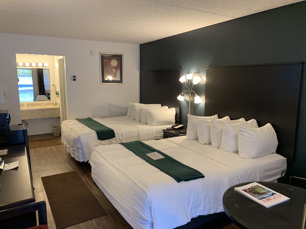 The Lodge - 2nd Floor - 2 Queen Beds - Photo 2