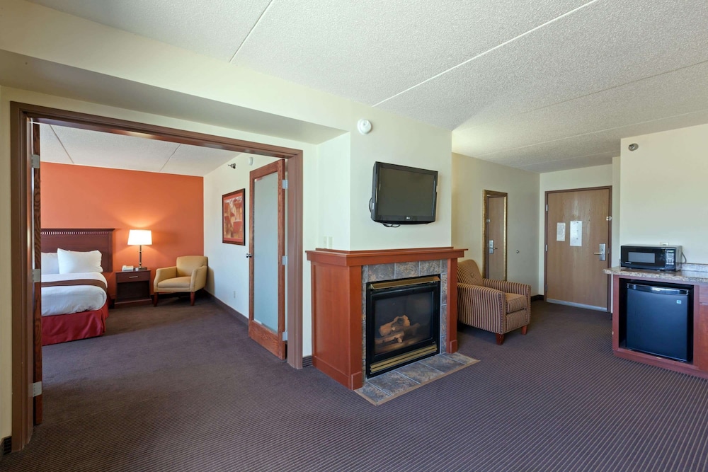 Superior Suite, 1 King Bed, Non Smoking photo 3