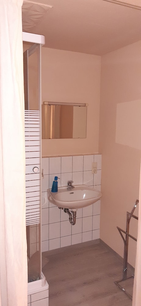 Single Room Nr.2  ,  En-suite Shower , shared WC photo 3