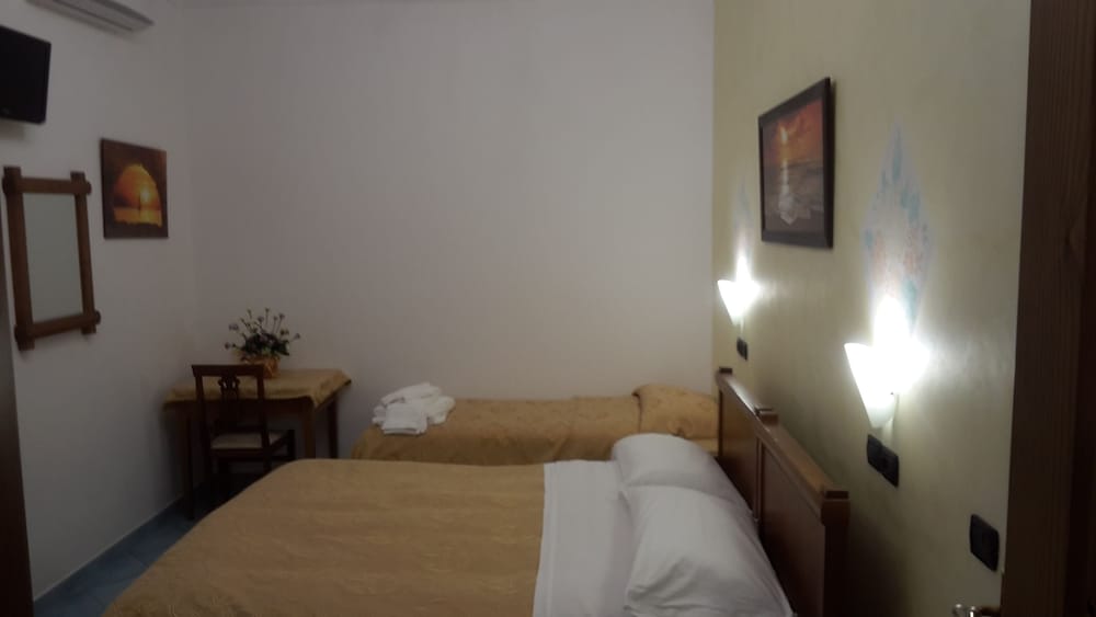 Economy Double or Twin Room photo 3