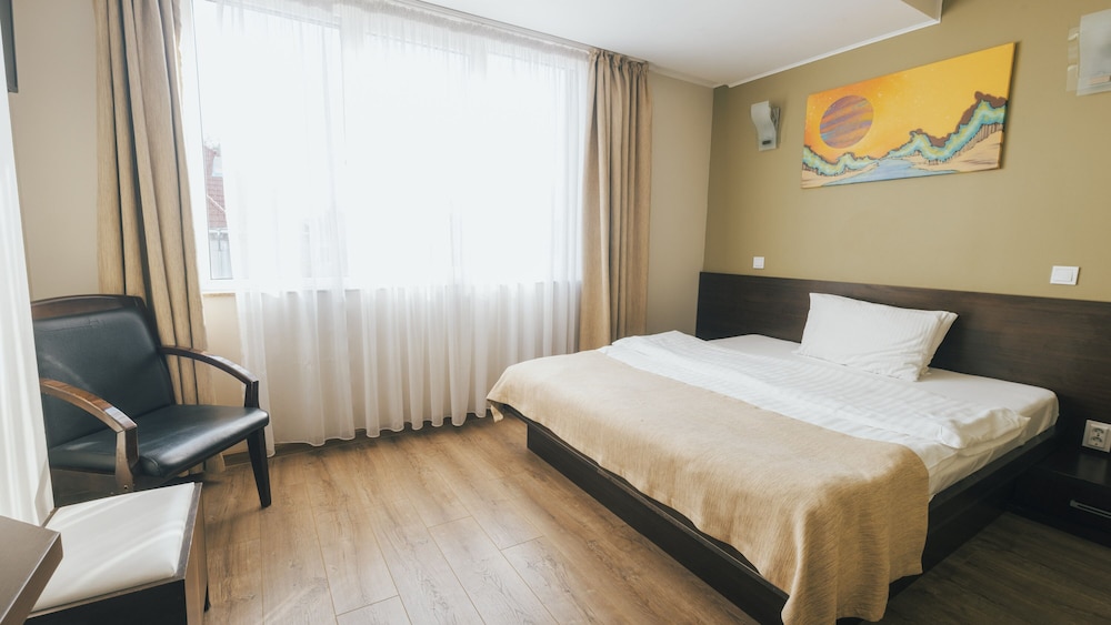 Standard Room, 1 Queen Bed