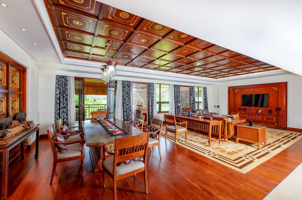 1 Bedroom Ambassador Suite Dining photo 1