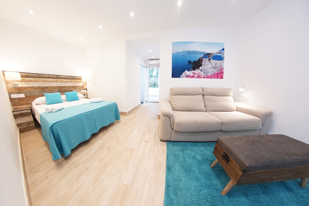 Comfort Double Room, Terrace with Free Airport Shuttle - Photo 1