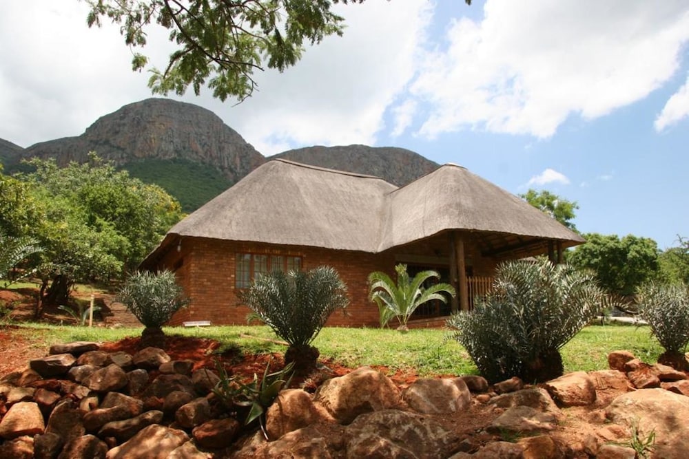 Comfort Cottage, 2 Bedrooms, Pool Access, Mountain View photo 3