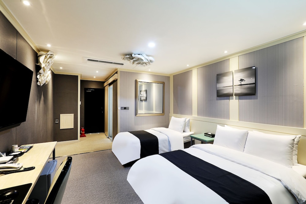 Deluxe Twin Room (Breakfast not provided on Monday) - Photo 8