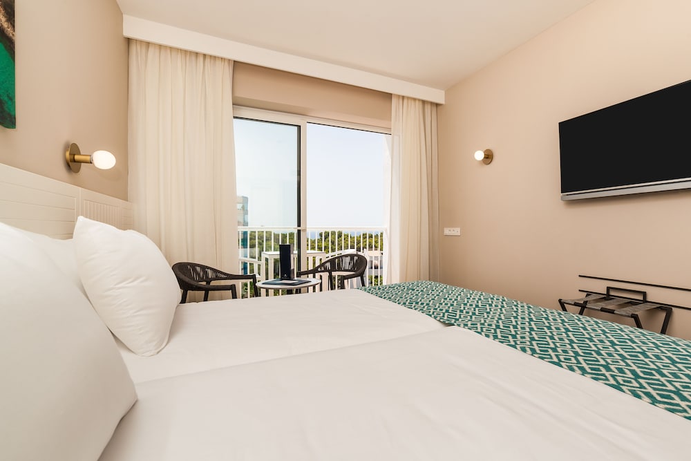 Double Room, Balcony thumbnail 5