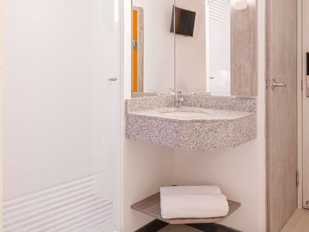 Room, Multiple Beds - Photo 6