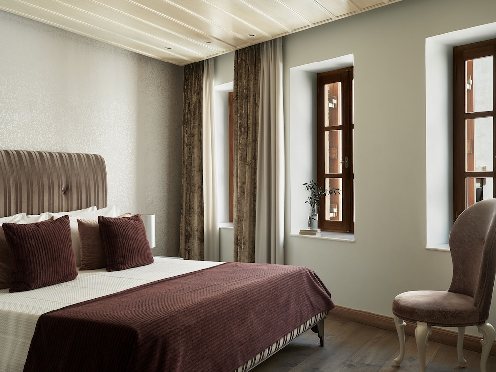 Executive Suite - Photo 1