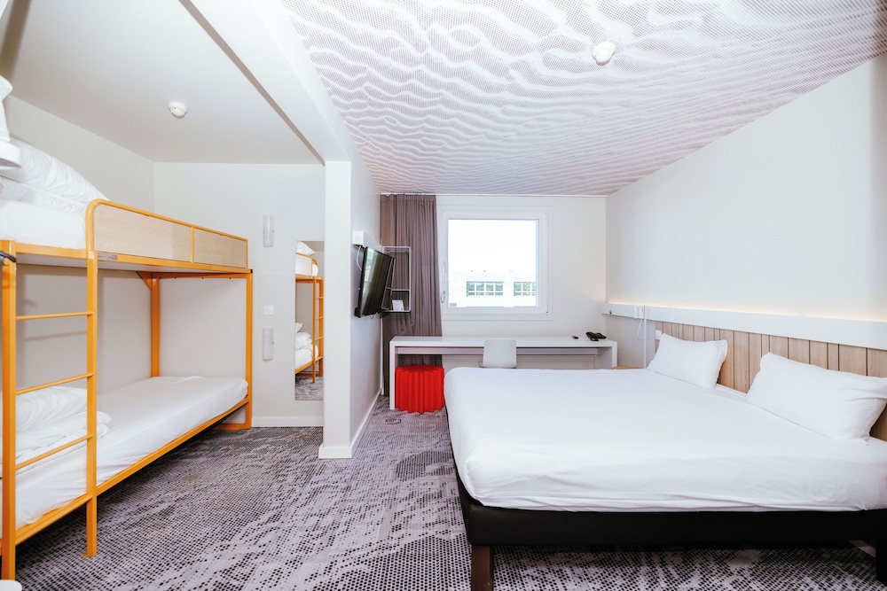 Standard Room, Multiple Beds - Photo 1
