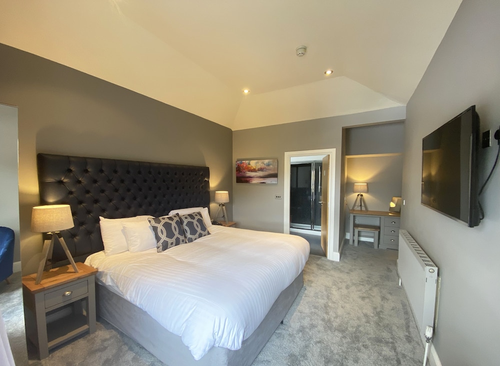 Superior King or Twin Room, 1 King Bed, Double Power Shower, Mountain View