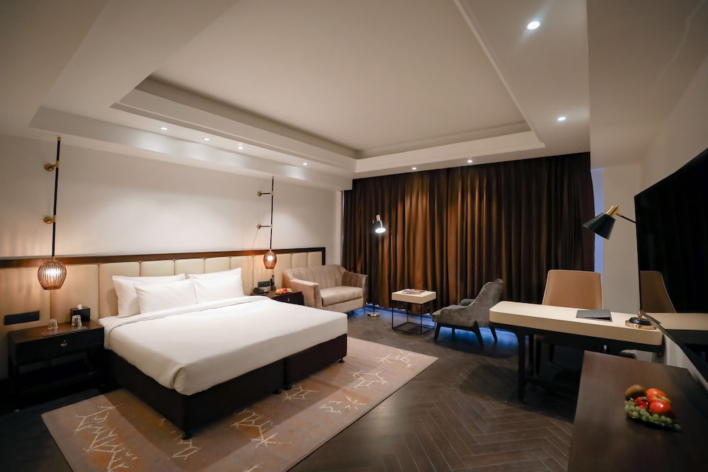 Suite Room With Bathtub