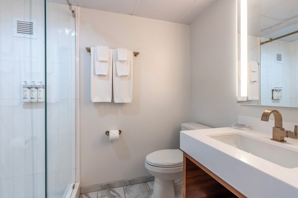 Suite, 1 Bedroom - Photo 2