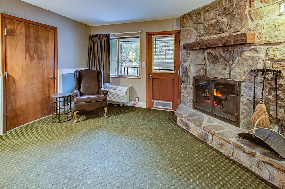 Riverside Deluxe King with Fireplace. - Photo 7