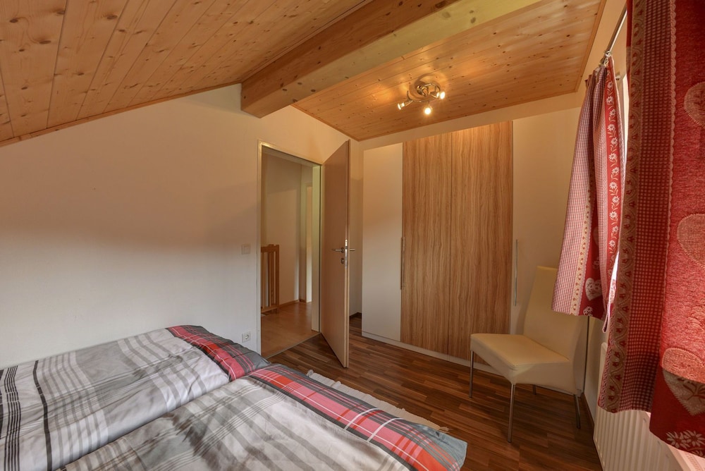 Apartment (1 & 3 House 33a) photo 2