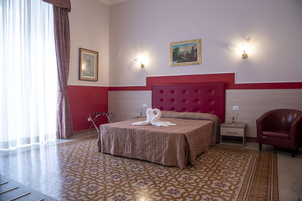 Deluxe Double or Twin Room, 1 Bedroom, Smoking, Ensuite photo 1