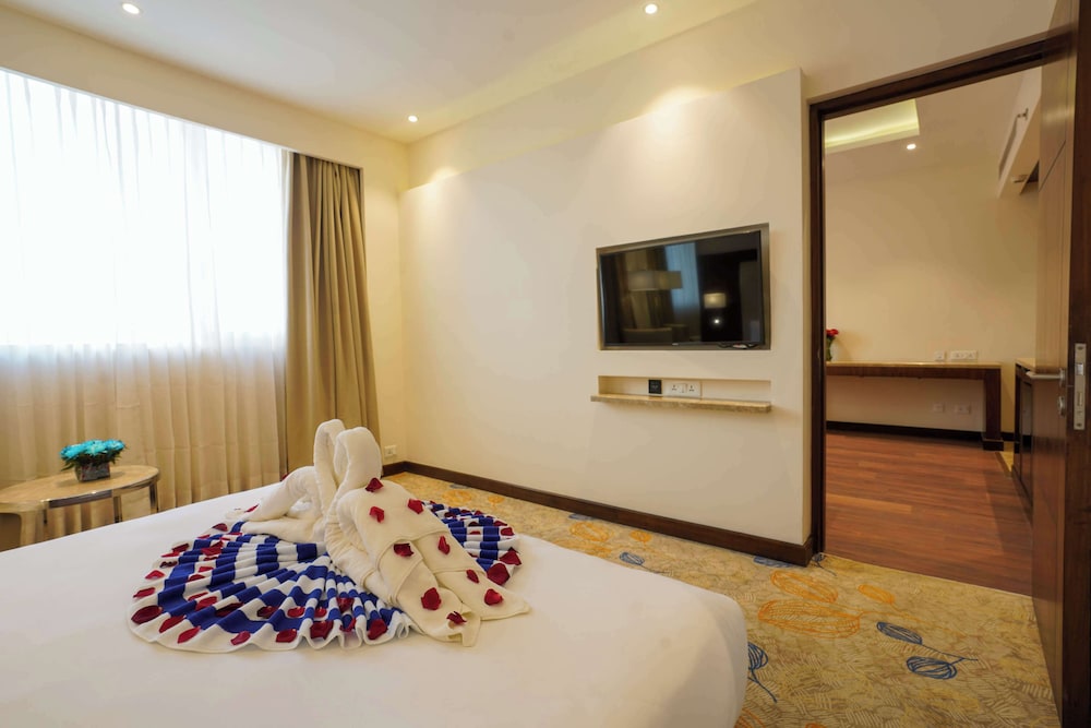 Executive Suite, 1 King Bed, Non Smoking (Separate Living Room) photo 3