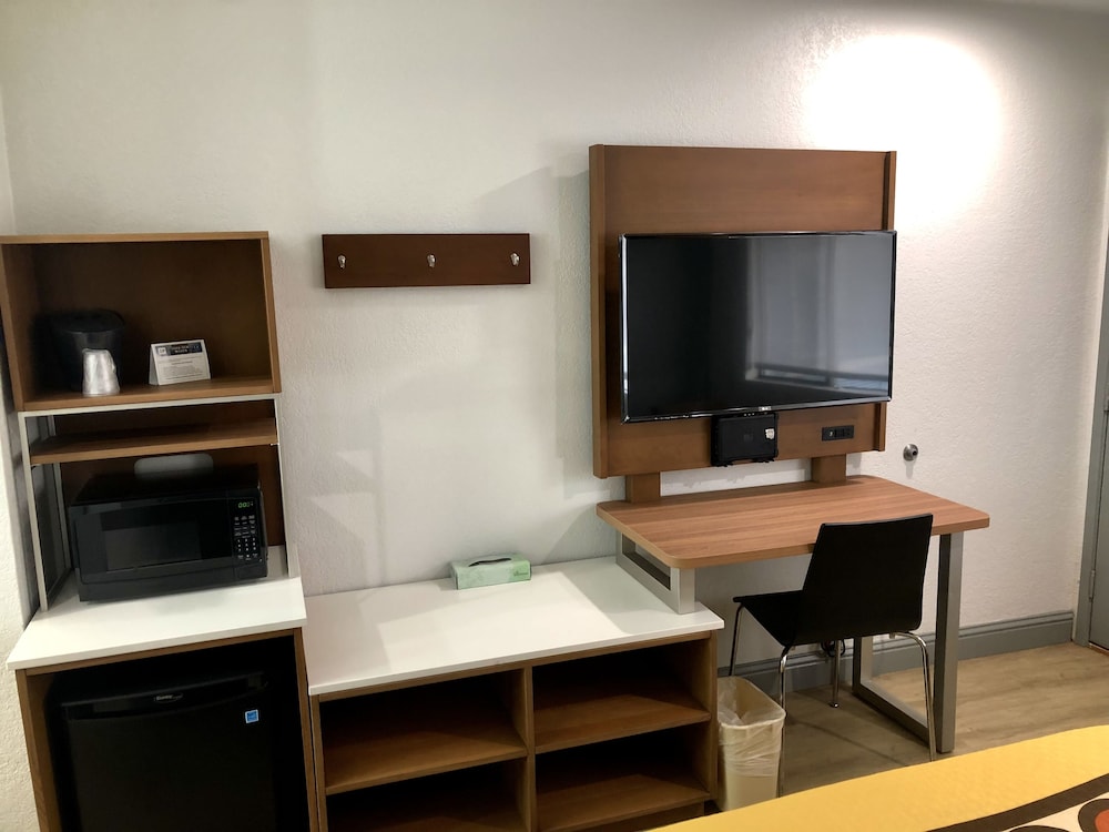 Room, Multiple Beds, Non Smoking - Photo 15