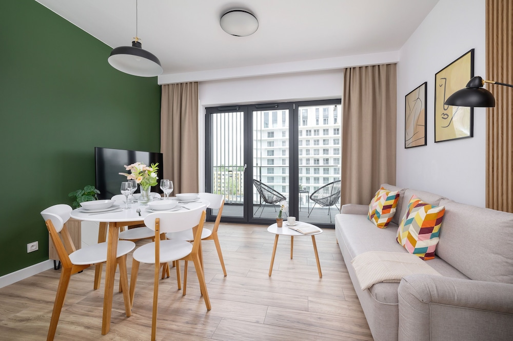 Studio, Balcony