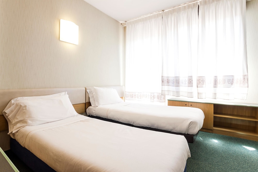 Standard Room, Multiple Beds - Photo 5
