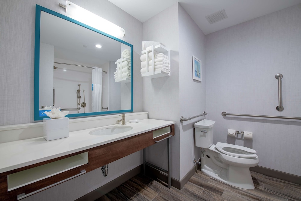 Room, 2 Queen Beds, Accessible, Bathtub (Hearing) - Photo 4