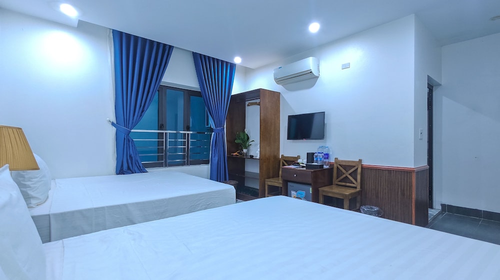 Standard Quadruple Room, 2 Queen Beds photo 3