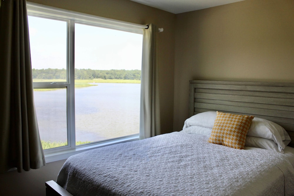 Marina View Efficiency Room 1