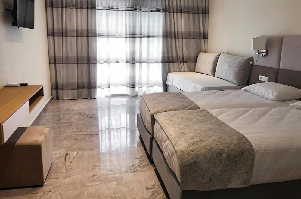 Superior Triple Room, Garden View, Beachfront