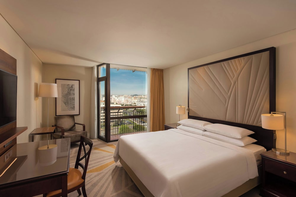 Comfort Room, 1 King Bed (Pool View) - Photo 3