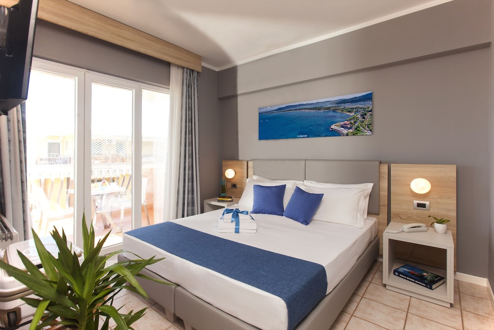Superior Double or Twin Room, Partial Sea View