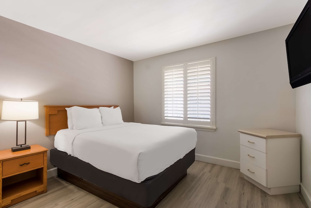 Suite, 1 Queen Bed, Non Smoking, Kitchenette (with Sofabed) photo 1