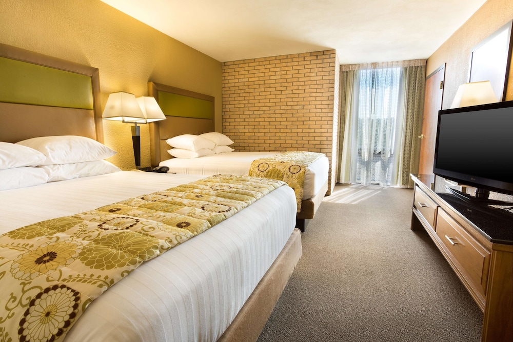 Suite, 2 Queen Beds, Accessible, Refrigerator & Microwave (Sofabed, Tub, Upper Floor) - Photo 3