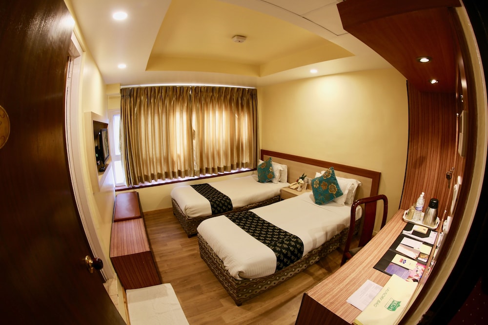 Standard Twin or Double Room with A/C - Photo 9