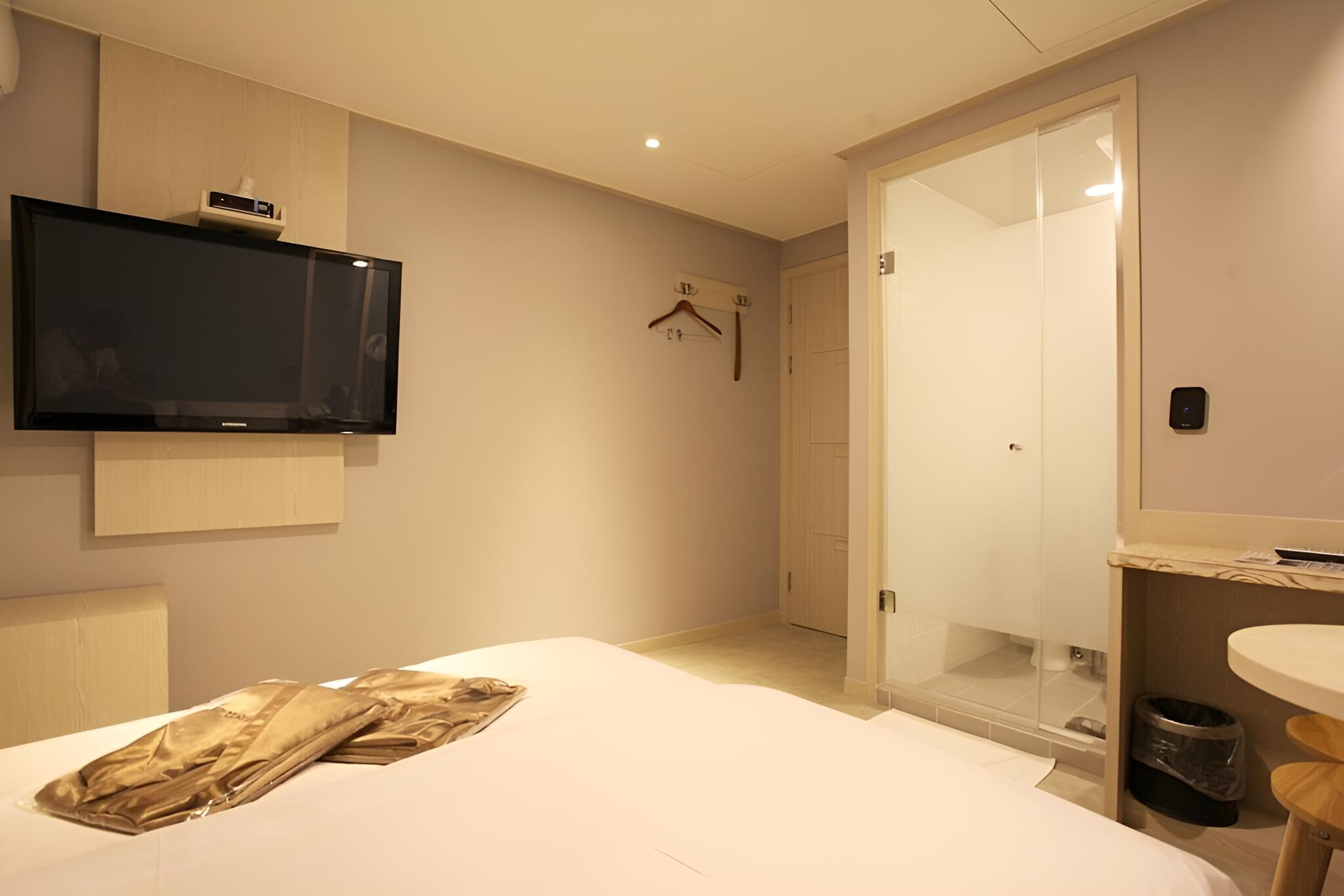 Room (Standard - A (Free Netflix viewing in) - Photo 1