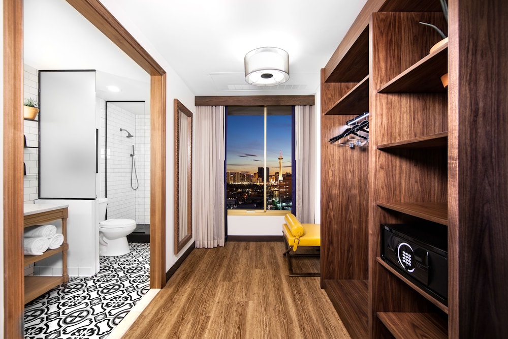 Premium Room, 1 King Bed, Non Smoking, Tower (North View) - Photo 5