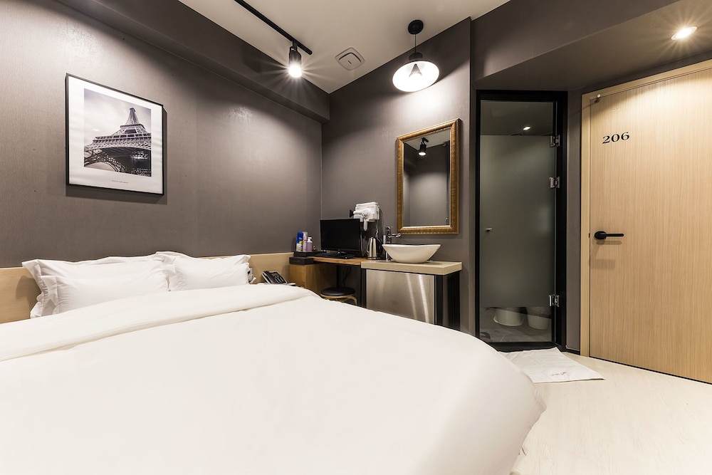 Deluxe Room (Check-In 9PM on Saturdays,Sundays,Public Holidays)