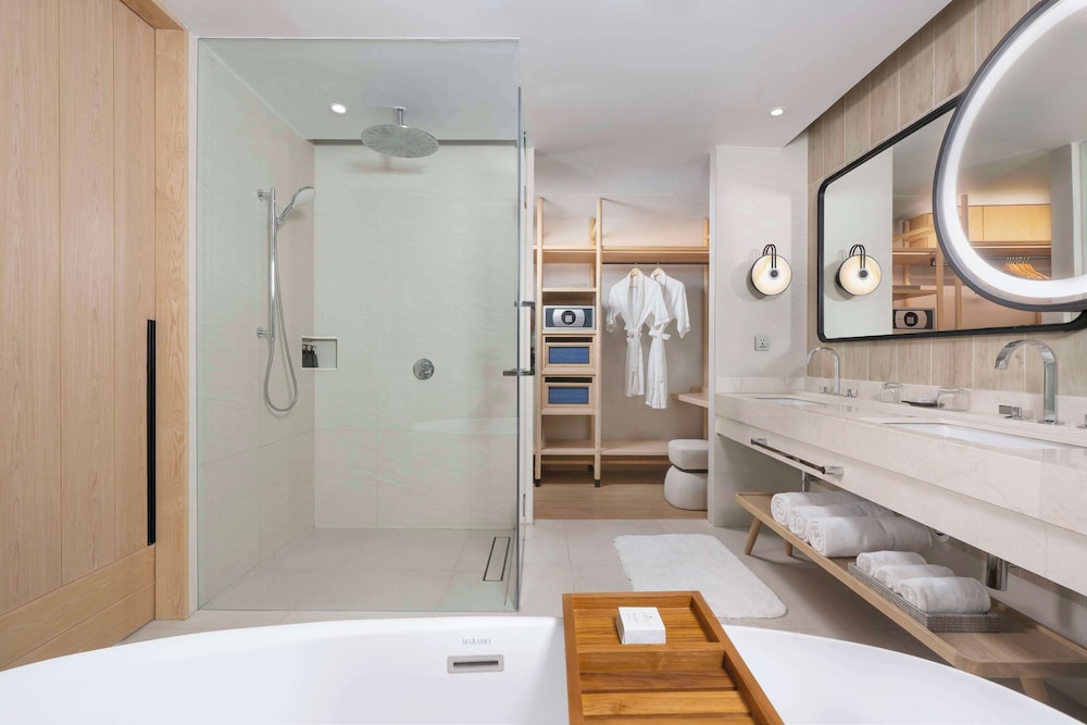Deluxe Sea View Suite - Photo 3