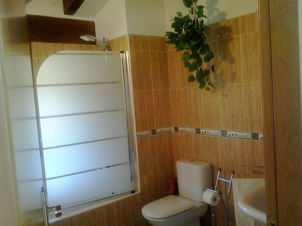 Twin Room, 2 Twin Beds, Shared Bathroom photo 2