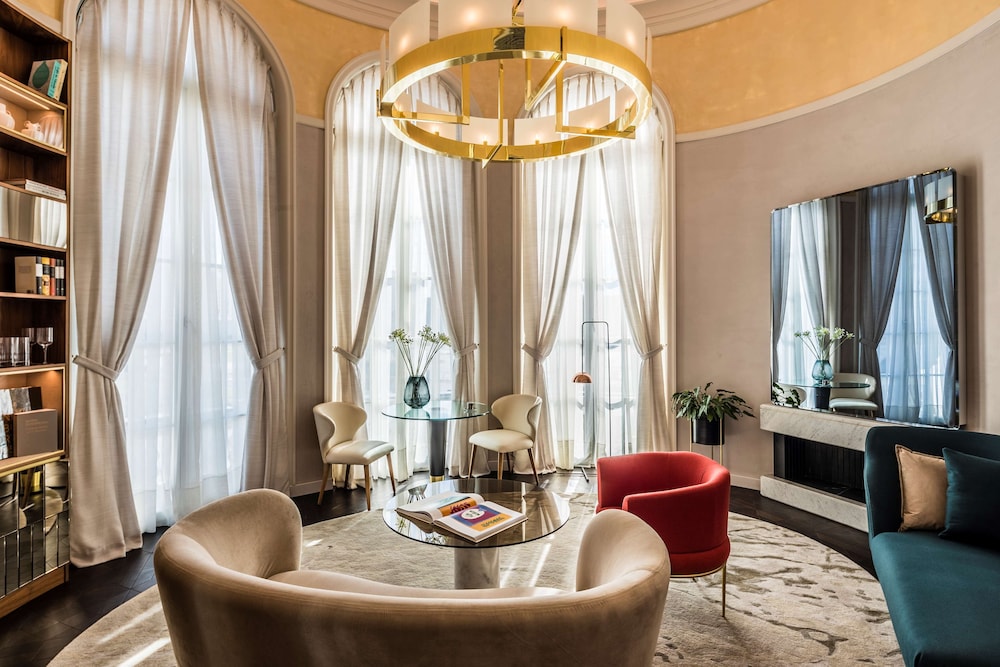 Suite, 1 King Bed (Heritage)