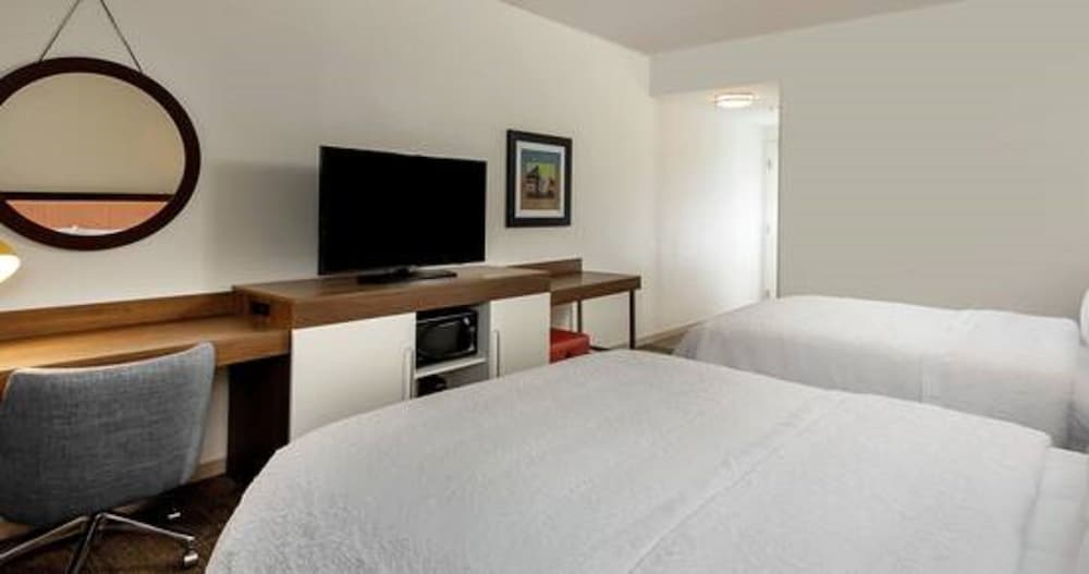 Room, 2 Queen Beds, Accessible, Bathtub (Hearing) photo 2