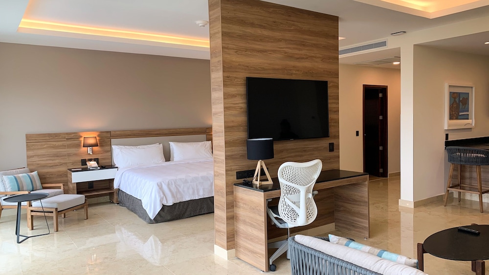 Suite, 1 King Bed (Top Floor) - Photo 8