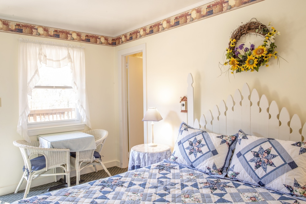 Standard Single Room, 1 Queen Bed, Non Smoking, Mountain View photo 1