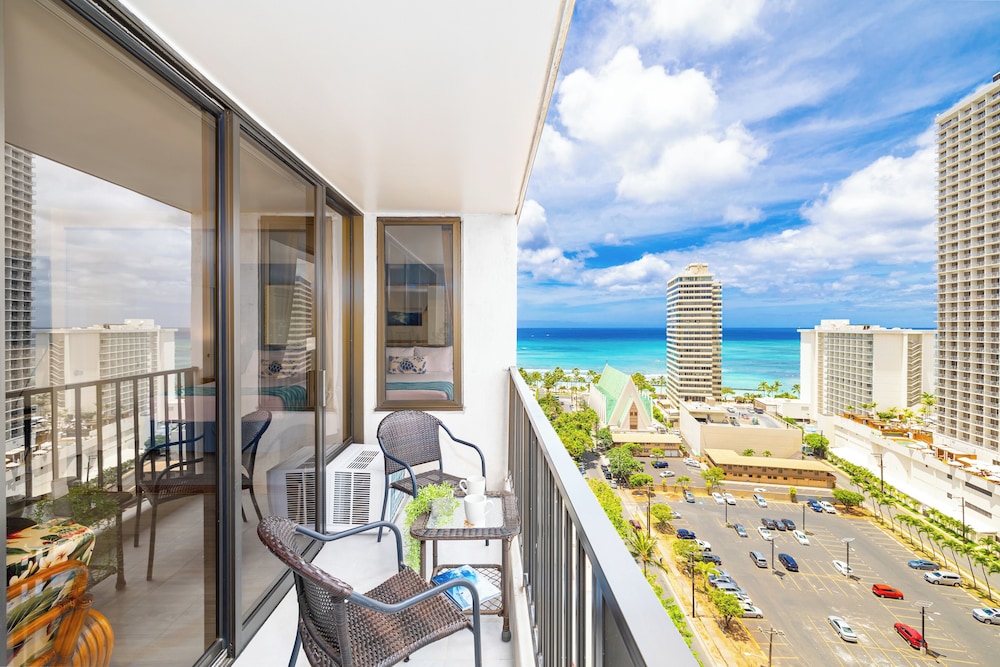 High Floor Ocean View Condo w/ 2 Beds and Parking: Family Condo, 1 Bedroom, Balcony, Partial Ocean View (0115) photo