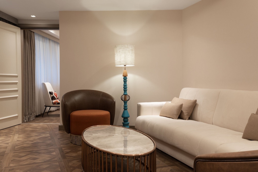 Suite, 1 King Bed with Sofa bed, Courtyard View