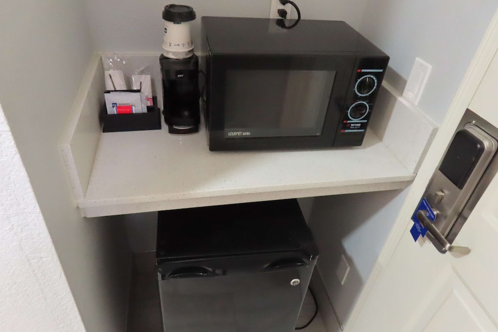 Standard Room, 2 Queen Beds, Non Smoking, Refrigerator & Microwave - Photo 3