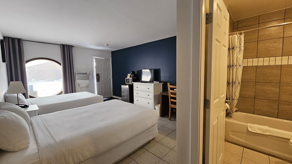 Basic Room, 2 Queen Beds (Pet Friendly)