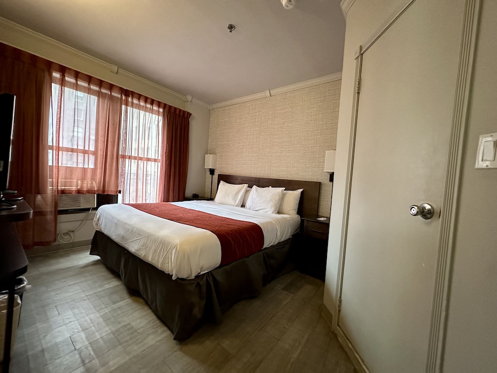 Standard Room, 1 King Bed, Non Smoking photo 2