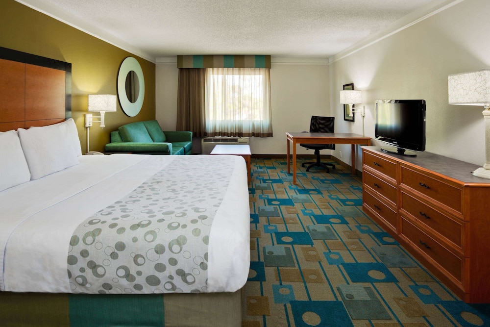 Deluxe Room, 1 King Bed, Non Smoking - Photo 1